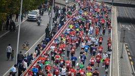 Scandalo a mezza maratona Pechino: tre atleti africani "aspettano" il cinese He Jie, poi lo fanno vincere platealmente. Aperta indagine