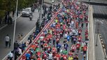 Scandalo a mezza maratona Pechino: tre atleti africani 'aspettano' il cinese He Jie, poi lo fanno vincere platealmente. Aperta indagine