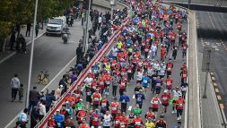 Scandalo a mezza maratona Pechino: tre atleti africani "aspettano" il cinese He Jie, poi lo fanno vincere platealmente. Aperta indagine