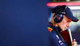 F1, Adrian Newey lascia Red Bull: dimissioni prima del GP di Miami. Ferrari e i Verstappen alla finestra
