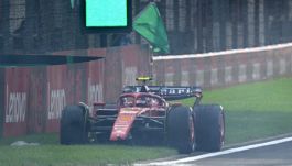 F1 Gp Cina, Sainz perde il controllo della Ferrari e va a sbattere: la sequenza dell'incidente