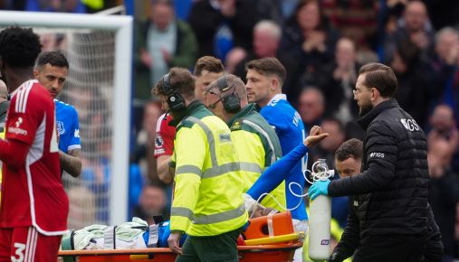 Premier League, Beto come Ndicka: paura in Everton-Nottingham, ossigeno per l'ex Udinese privo di sensi