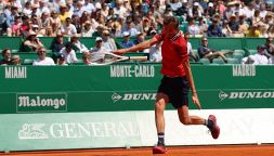 Atp Montecarlo, furia Medvedev: insulti al Giudice di linea e racchetta scagliata contro i tabelloni