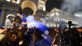Milano si tinge di nerazzurro e di tricolore, festa a Piazza Duomo