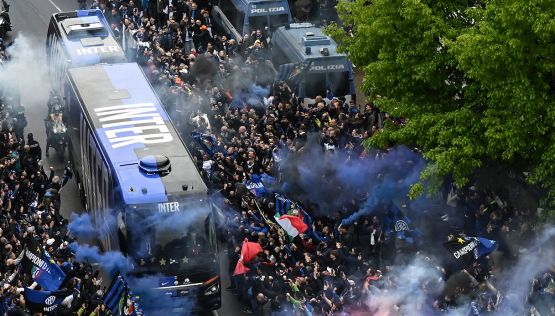 Inter, festa scudetto: una Piazza Duomo gremitissima accoglie i nerazzurri dopo una parata di sette ore