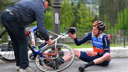 Ciclismo, paura al Tour of the Alps: Chris Harper cade e sbatte contro un lampione. A terra anche Ben O'Connor