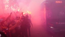 Barcellona, accoglienza da incubo: pullman preso a sassate dai propri tifosi all’arrivo allo stadio
