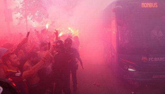 Barcellona, accoglienza da incubo: pullman preso a sassate dai propri tifosi all’arrivo allo stadio