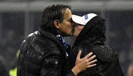Scudetto Inter: la gioia di Simone Inzaghi, il bacio con la moglie Gaia Lucariello durante la festa
