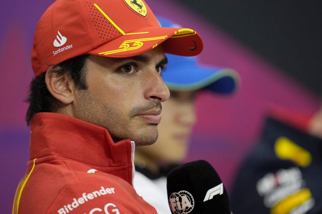 F1, GP Giappone, Sainz fissa gli obiettivi: "Realistico lottare per il podio". Vasseur: "Ecco dove ha sbagliato Leclerc"