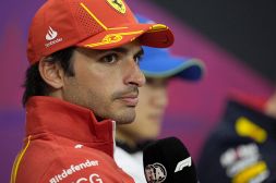 F1, GP Giappone, Sainz fissa gli obiettivi: "Realistico lottare per il podio". Vasseur: "Ecco dove ha sbagliato Leclerc"