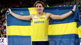 Atletica, Duplantis ritocca il record del mondo dell'asta: a Xiamen salta 6,24 (in realtà pure di più...)