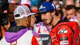 MotoGP, Bagnaia ritrova il sorriso e fa infuriare Martin che minaccia la Ducati: “Team ufficiale o me ne vado”