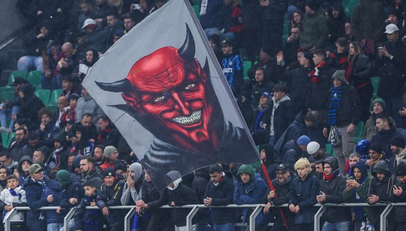 Milan, derby: "Inter come la Juve” e “stella di cartone”, il volantino dei tifosi rossoneri è già virale