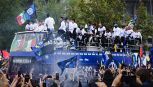 Festa scudetto, pullman Inter avvolto da 100.000 tifosi nerazzurri: Lautaro Martinez e compagni scatenati