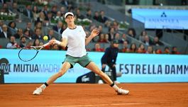 ATP Madrid, Sinner alle prese con l’infortunio: la decisione sul ritiro e il match contro Khachanov