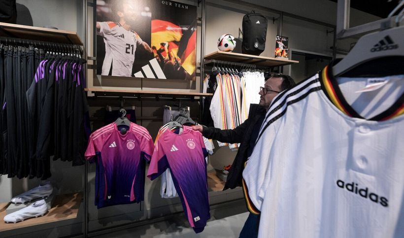 Germania, bufera sull’Adidas: è un 44 o un simbolo nazista quello sulle maglie della nazionale?