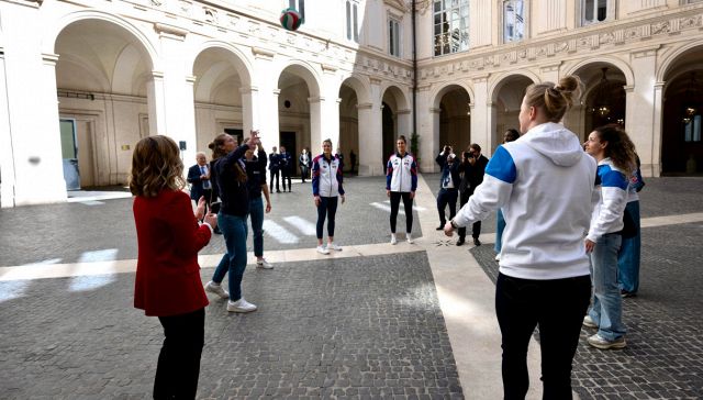 Egonu da Meloni a Palazzo Chigi con le stelle del volley femminile: il bagher e la battuta della premier