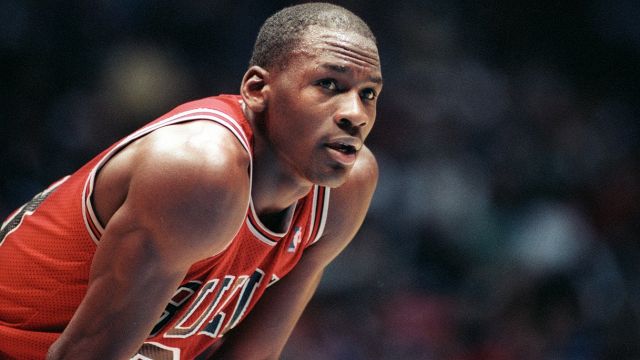 Basket, maglia Stefanel Trieste indossata da Michael Jordan nel 1985 va ...
