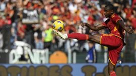 Roma, Ndicka dimesso dall'ospedale: svolgerà nuovi esami nella capitale. Ipotesi trauma toracico