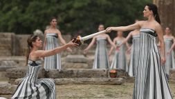 Parigi 2024: accesa in Grecia la fiamma di Olimpia, cerimonia spettacolare con imprevisto