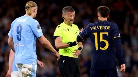 Manchester City-Real Madrid, Orsato colpito da una pallonata: il cinismo di Haaland è virale