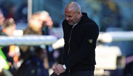 Modena, l'allenatore Bianco insulta giornalista in diretta tv: per il web ha studiato da Allegri alla Juve