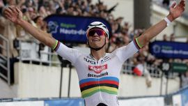 Ciclismo Parigi-Roubaix, Mathieu van der Poel è di un altro pianeta: trionfa con 3' su Philipsen! Male gli italiani (e Viviani va ko.)