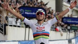 Ciclismo Parigi-Roubaix, Mathieu van der Poel è di un altro pianeta: trionfa con 3' su Philipsen! Male gli italiani (e Viviani va ko.)