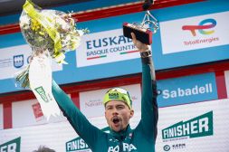 Giro dei Paesi Baschi, 1a tappa: Roglic sbaglia strada ma vince lo stesso. Evenepoel cade e perde 11 secondi