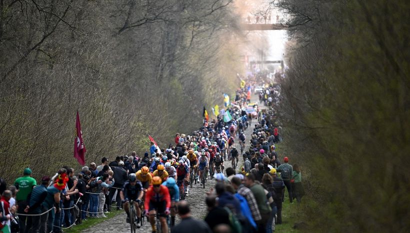 Ciclismo, Parigi-Roubaix: la chicane all'ingresso della foresta di Arenberg divide i corridori: è polemica