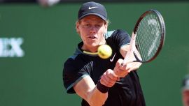ATP Montecarlo, Sinner cede a Tsitsipas e ai problemi fisici: ma è bufera per il clamoroso errore dell'arbitro