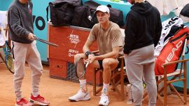 Atp Madrid, paura per Sinner: pallettate in faccia e alla schiena durante l'allenamento con Thompson