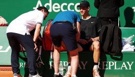 ATP Montecarlo, allarme Sinner: come sta Jannik dopo l'infortunio contro Tsitsipas? Bertolucci: "Va fermato"