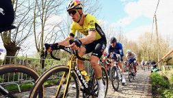 Ciclismo, Van Aert rinuncia al Giro d'Italia: "Mi sento meglio, ma non riesco ad allenarmi senza dolore"