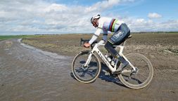 Ciclismo, Parigi-Roubaix: tutti contro Van der Poel! Philipsen, Jorgenson e gli italiani Milan e Mozzato