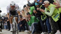 Il cappellino della Parigi-Roubaix tra le ruote di van der Poel: la tifosa esce allo scoperto, chi è