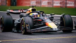 F1 Gp Cina: Verstappen in pole, Perez fa prima fila Red Bull. Delusione Ferrari: Leclerc 6°, Sainz 7° dopo il botto