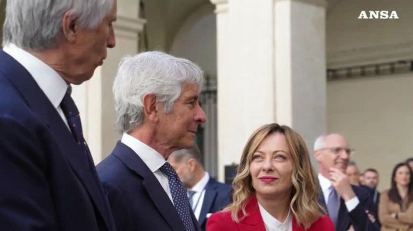 La premier Meloni gioca con le pallavoliste a Palazzo Chigi