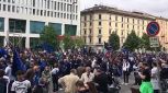 Scudetto Inter, tifosi in festa davanti alla sede della società nerazzurra