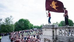 Torino, il Giro a Superga il 4 maggio fa infuriare i tifosi: striscioni e polemiche