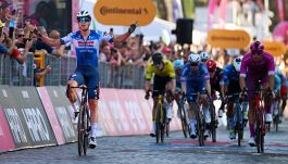 Giro d'Italia, Merlier si prende la tappa e beffa Milan: Pogacar festeggia