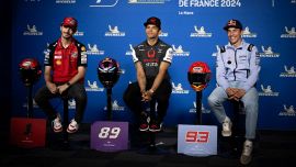 MotoGP LeMans, Bagnaia sbotta su Marquez al suo fianco, il giornalista si scusa. Dall'Igna: 'Annuncio al Mugello'