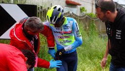 Giro d'Italia, 4a tappa Acqui Terme-Andora: mega caduta sotto il diluvio improvviso, coinvolto anche Girmay