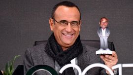 Carlo Conti è il nuovo direttore artistico e conduttore di Sanremo 2025 e 2026, è ufficiale: l'infanzia senza padre, il lavoro in banca e la passione per la Fiorentina