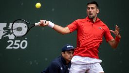 ATP Ginevra, Djokovic vince ancora e mette pressione a Sinner: Cobolli batte Shevchenko, è in semifinale