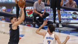 NBA, Doncic di un altro pianeta: tripla in faccia a Gobert e Dallas va sul 2-0. Trae Young, che bordata sui social