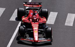Leclerc straordinaria pole Ferrari, Sainz 3°, male Max