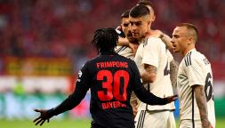 Roma presa in giro dal Bayer Leverkusen: Frimpong provoca, Stanisic spiega e il Siviglia si unisce agli sfottò