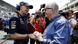 F1 GP Miami, Piero Ferrari e Adrian Newey: sorrisi e stretta di mano fanno sognare i ferraristi